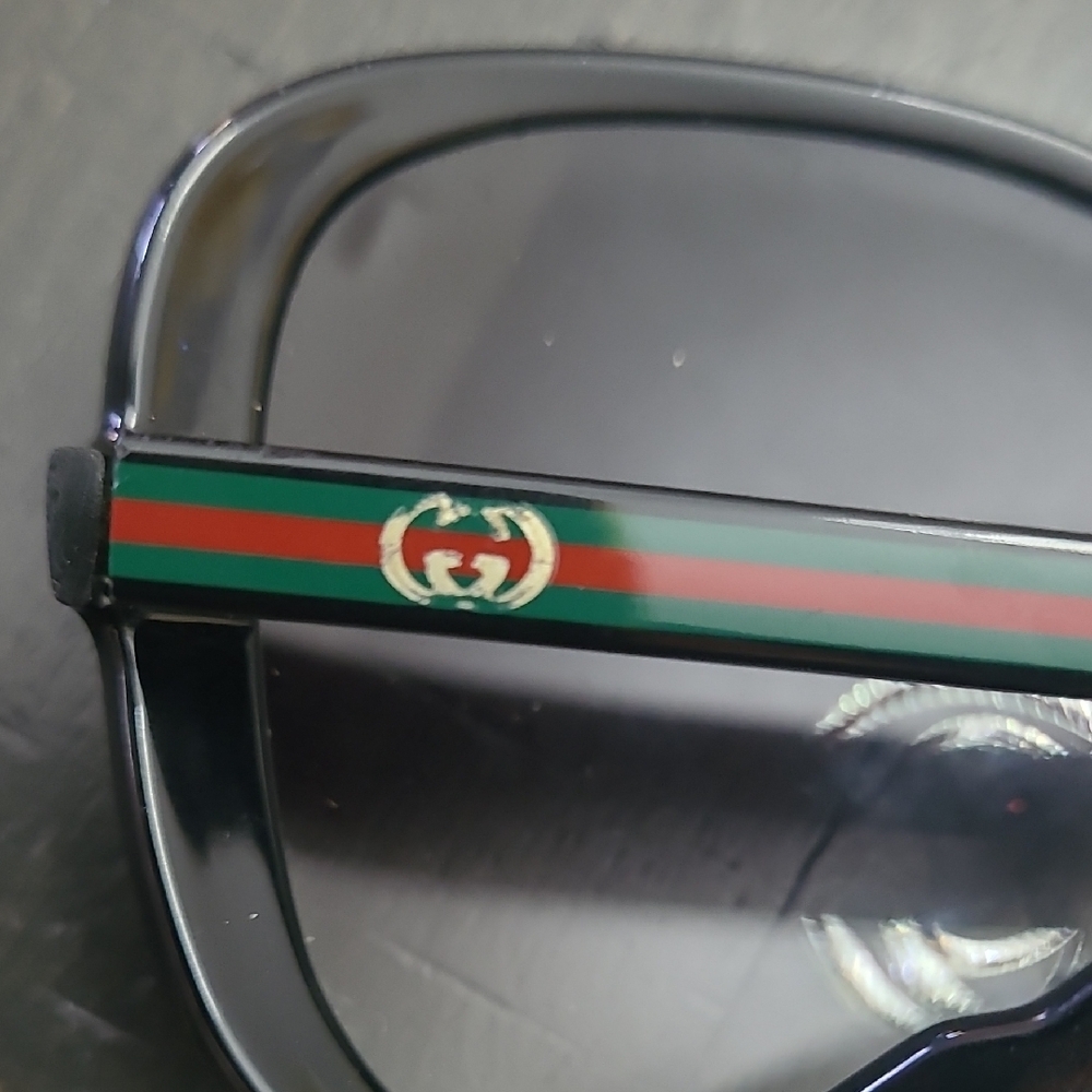 Gucci Black Oversized Women's Sunglasses with Green-Red Stripe Case - Picture 4 of 5